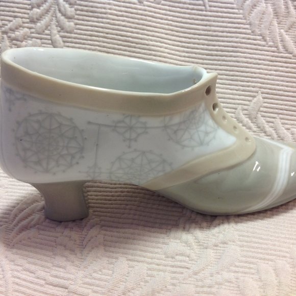 Lladro Figurine of Victorian Lace-up Shoe Active - Picture 4 of 14